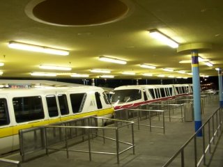 monorail_yellow_red_kiss
